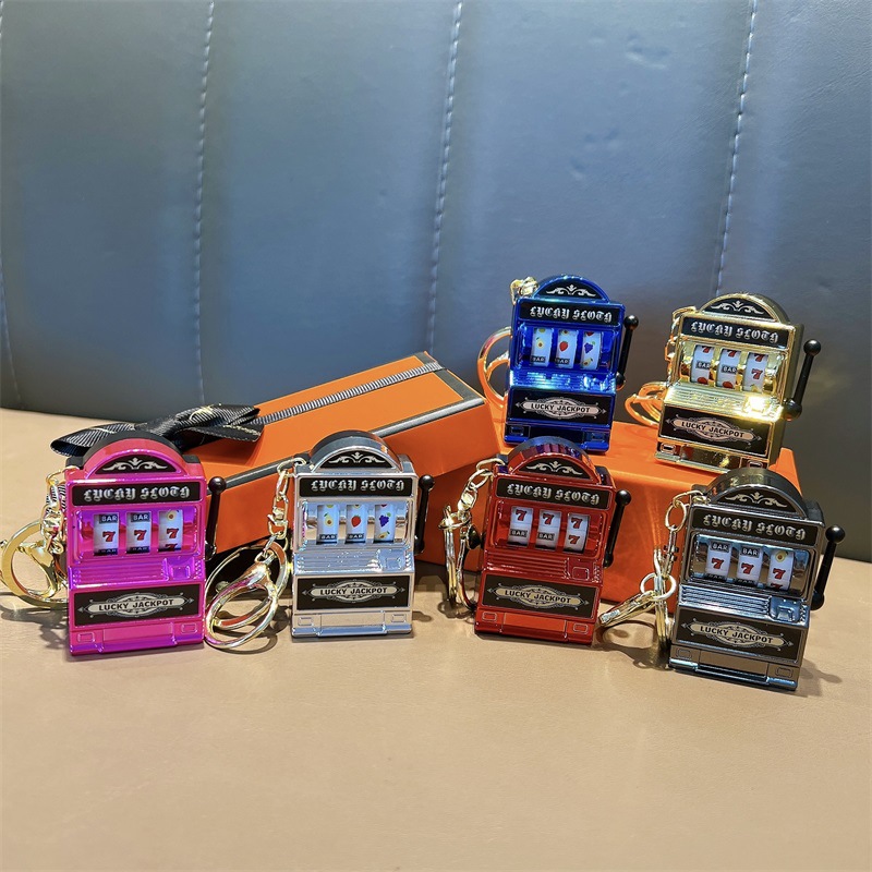 Fun play bright color fruit shake key chain lottery machine game machine key chain claw machine pendant small gift wholesale