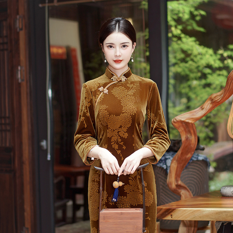 2023 autumn and winter New velvet jacquard cheongsam National style slim-fit long nine-quarter sleeve wedding banquet mother performance wholesale