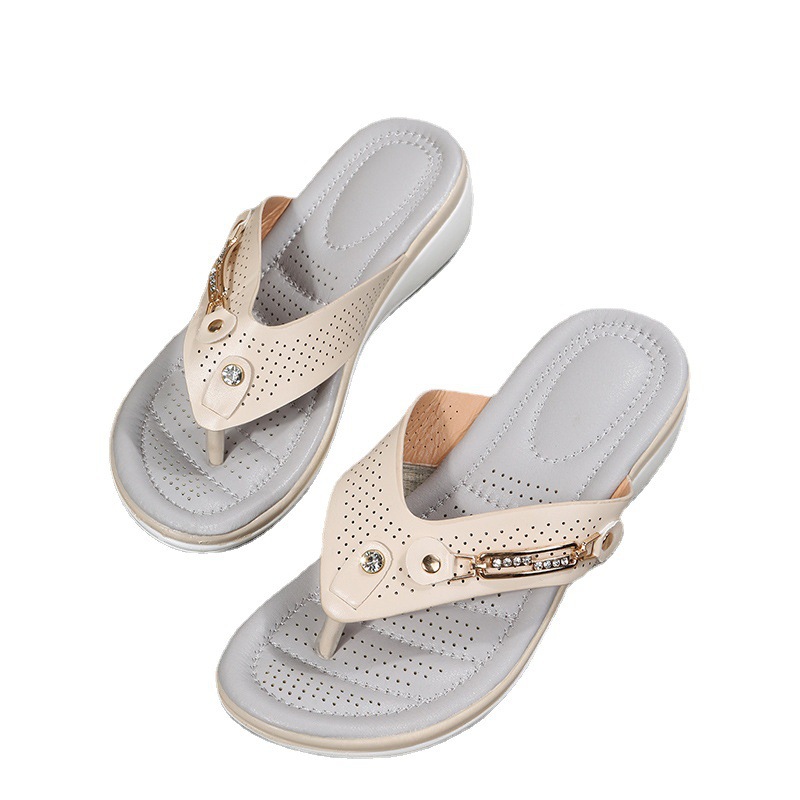 2023 Spring and Summer New Wedge Slippers Women's Beach Sandals Metal Buckle Wedge Fashion Casual European and American plus size Women's Cool
