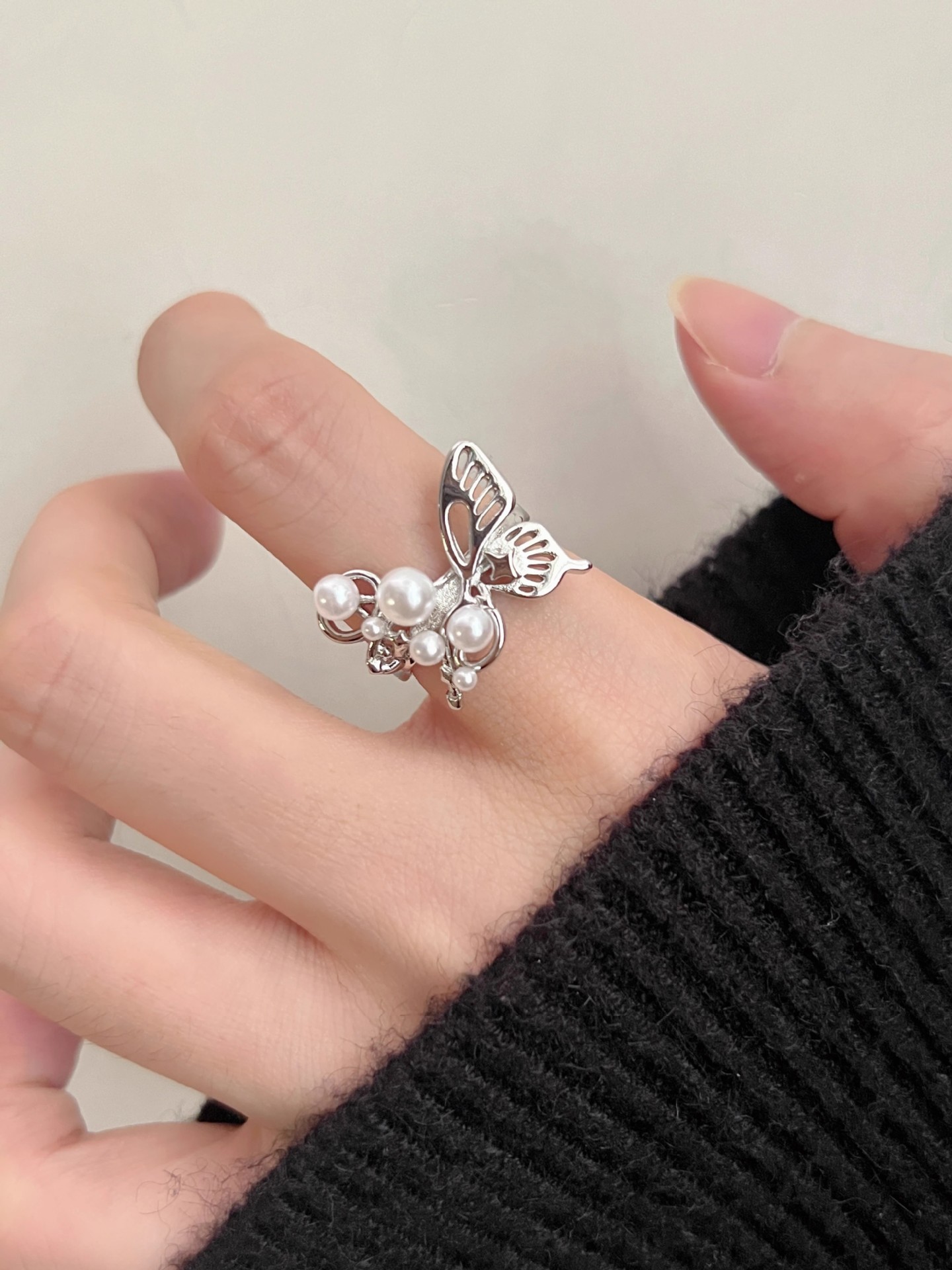 Schmetterling Perle Metall dreidimensionaler Hohlring weiblicher Nischendesign vielseitiger Zeigefingerring Ins-Ring_voghion.com