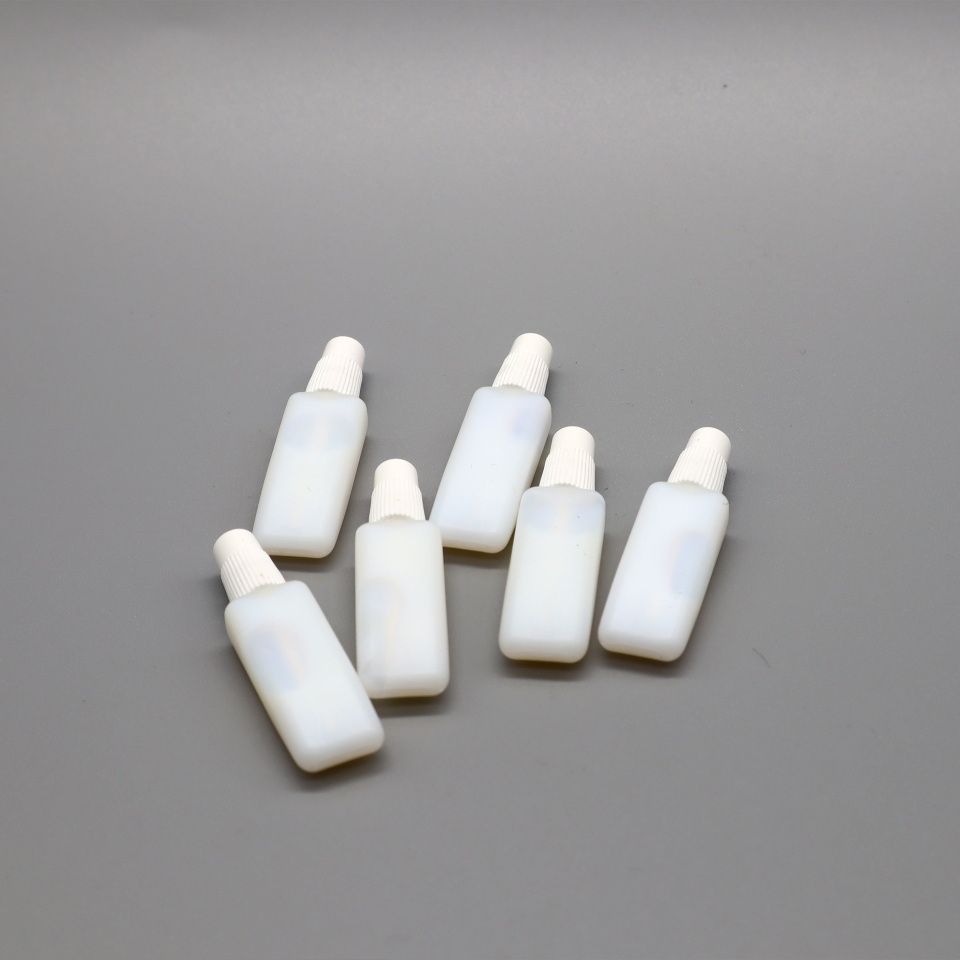 Manufacturer in stock false eyelash glue wholesale 1g1.5g mild natural disposable multi-purpose eye beauty eyelash auxiliary device