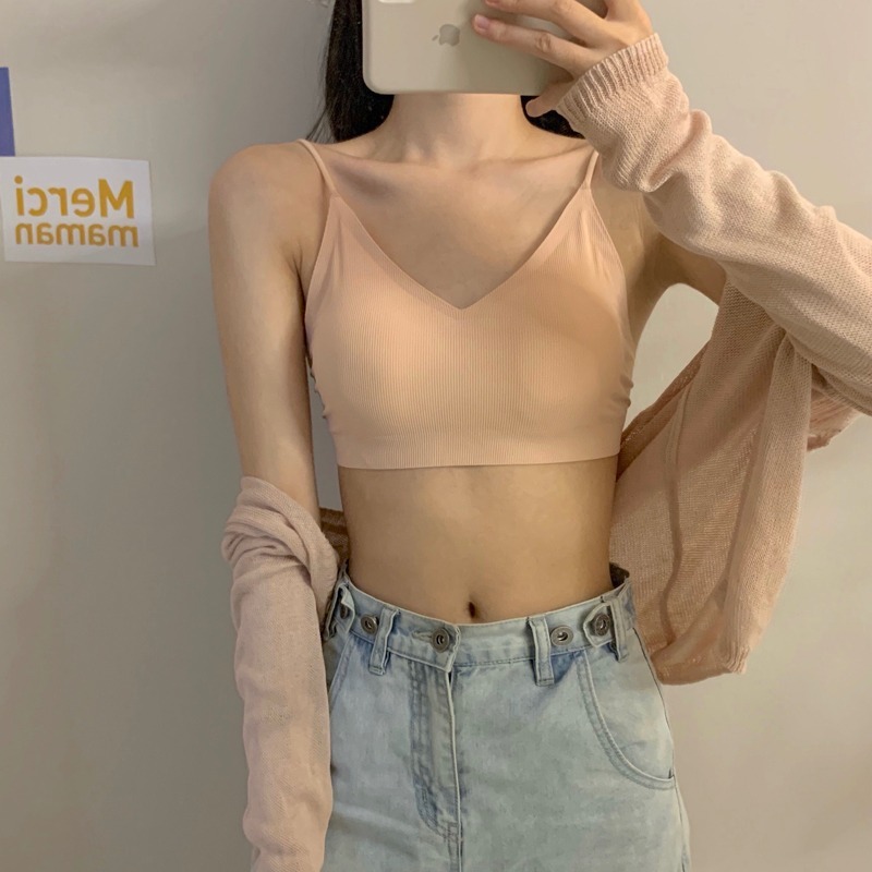 少女の氷の糸の一枚の形は胸を巻いて鋼の輪のブラジャーの女性の美背を巻いて胸を拭きます。|undefined