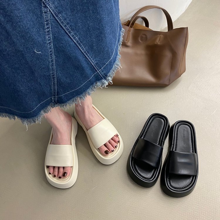2022夏の新型韓国版ファッションシンプルな一字式の厚い底の外はフラットサンダルの女性靴を着ています。|undefined