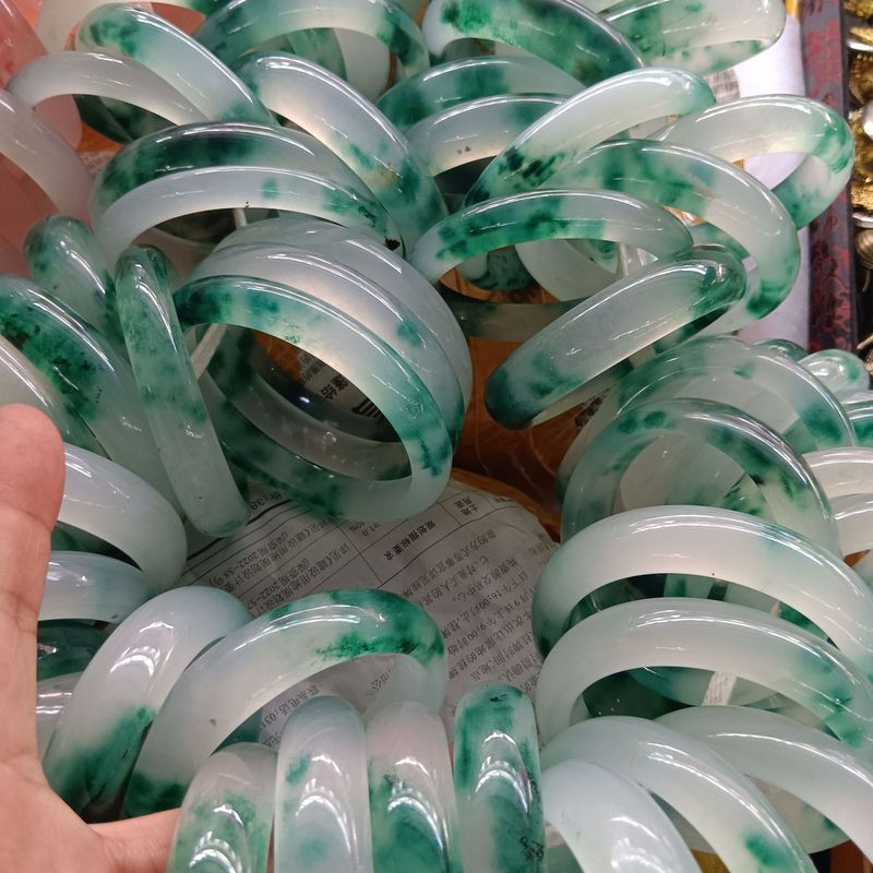 卸売り独龍玉氷種漂花玉ブレスレットは翡翠氷種漂翠石英岩玉ブレスレット玉ブレスレットに似せている|undefined