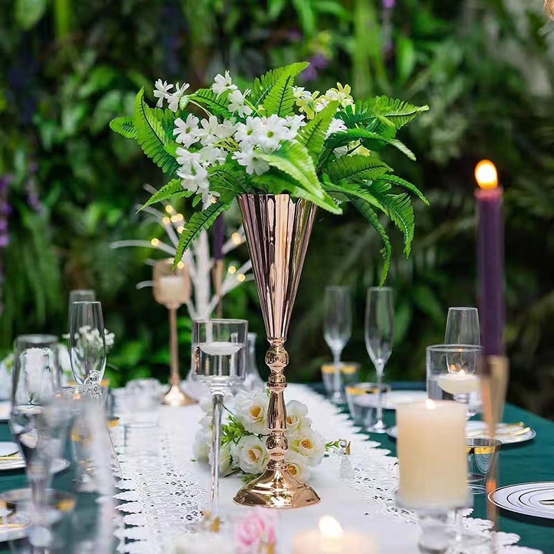 結婚祝いの道具は金色の鉄芸の結婚式の現場に花器ホテルのショーウインドーを配置して家の花瓶を飾ります。|undefined