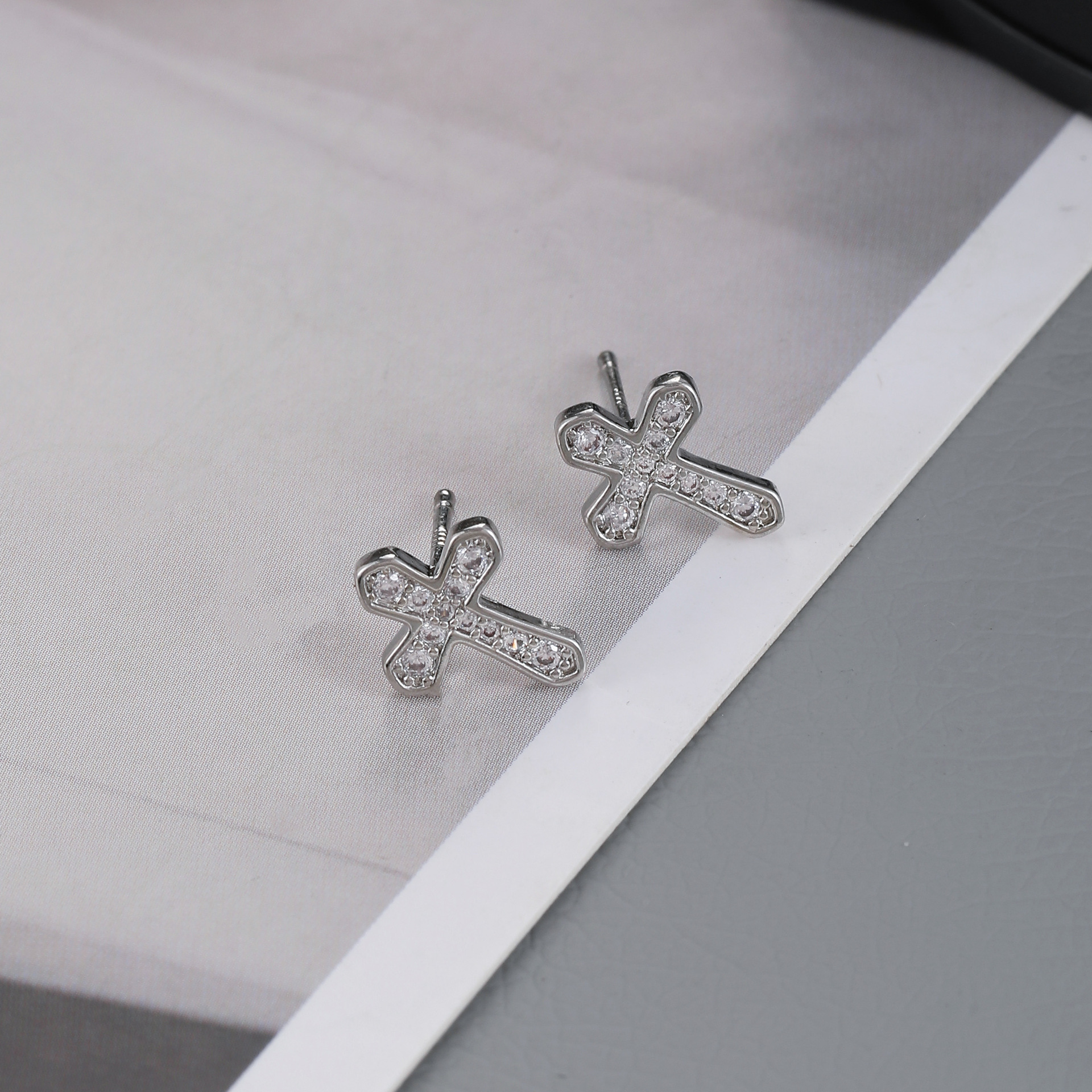Diamond-encrusted cross earrings men's high-grade Ruffian handsome sterling silver men's earrings trendy men's American-style single men's earrings women