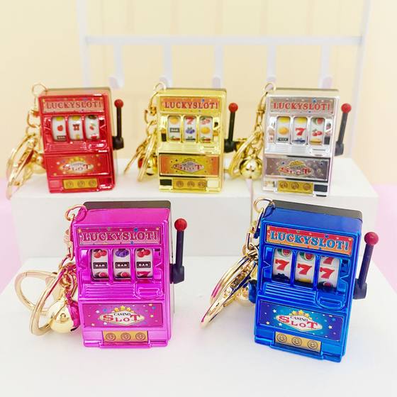 Creative playable mini fruit machine shaker shaker turnaround game keychain pendant simulation bag