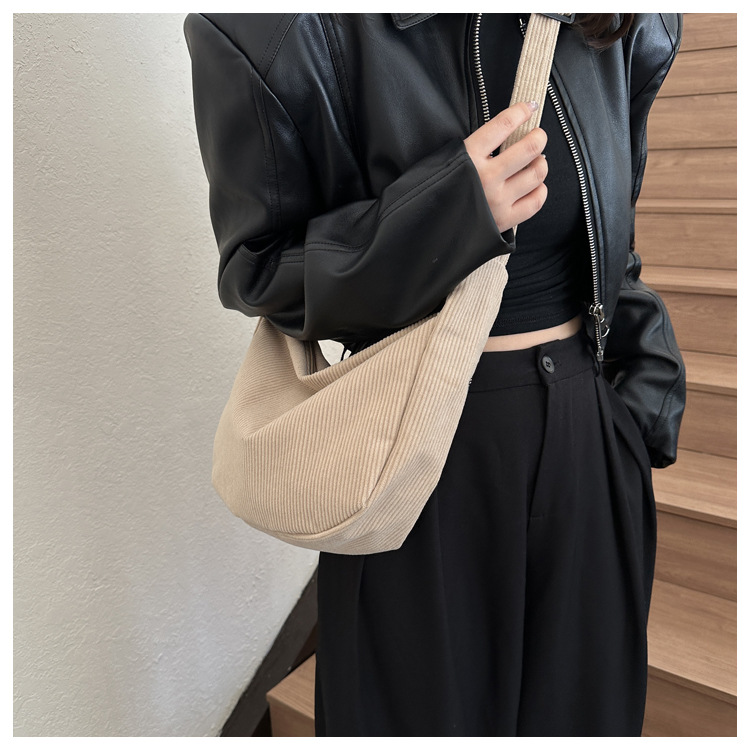 Solid color simple large capacity 2023 autumn and winter New Korean style simple shoulder messenger bag mother bag dumpling bag fashion_voghion.com