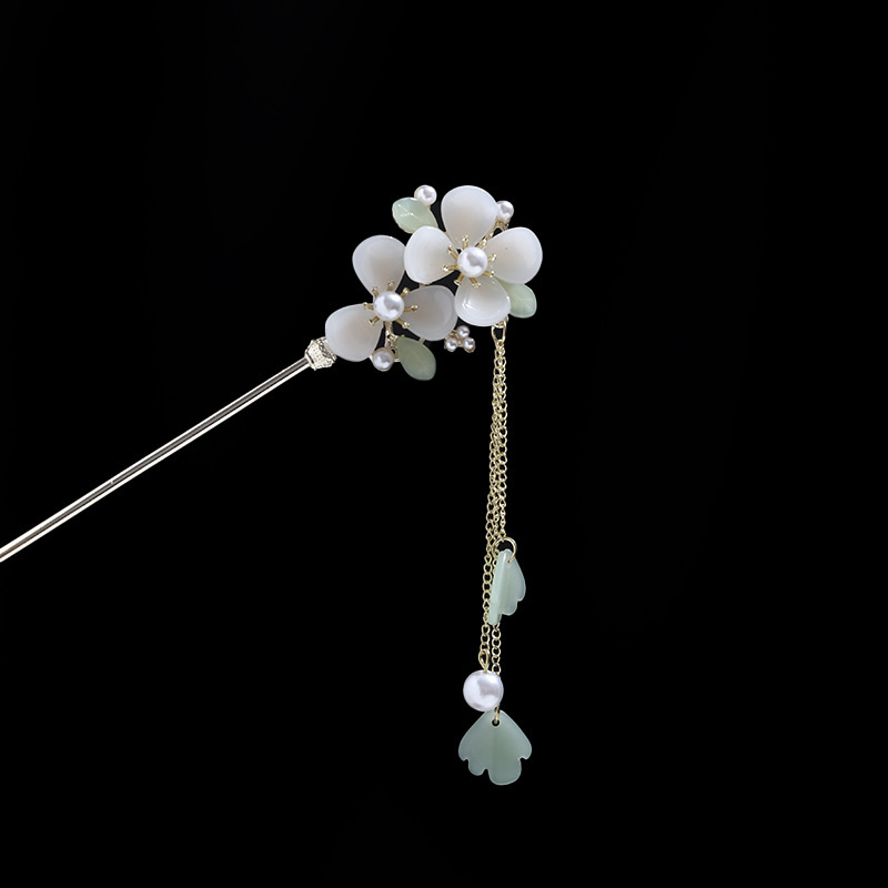 ピンクの花のかんざしの女性の高級感があります。|undefined