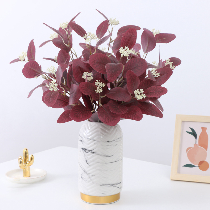 実付きユーカリの葉の偽の花束をシミュレーションします。|undefined