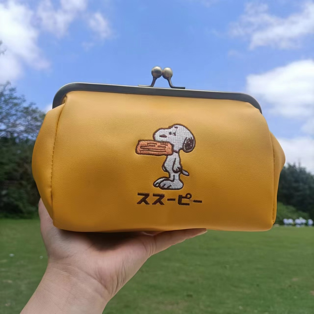 Spot Japanese Snoopy New Clip Bag Cute Cartoon Cute Fun Cosmetic Bag Lipstick Jewelry Storage Coin Wallet