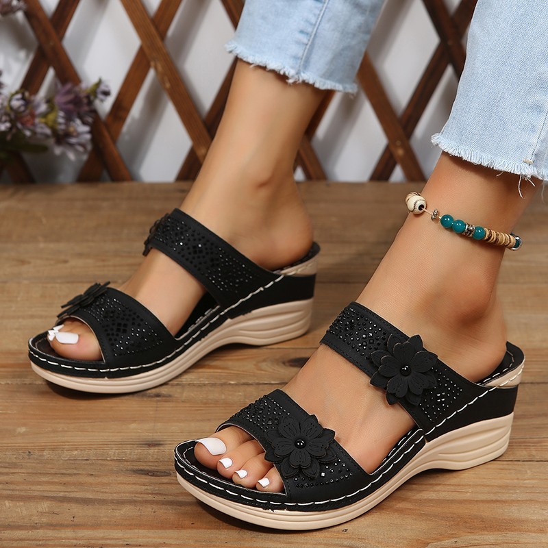 Cross-border foreign trade plus size 2022 summer new women's retro casual flower wedge beach sandals in stock