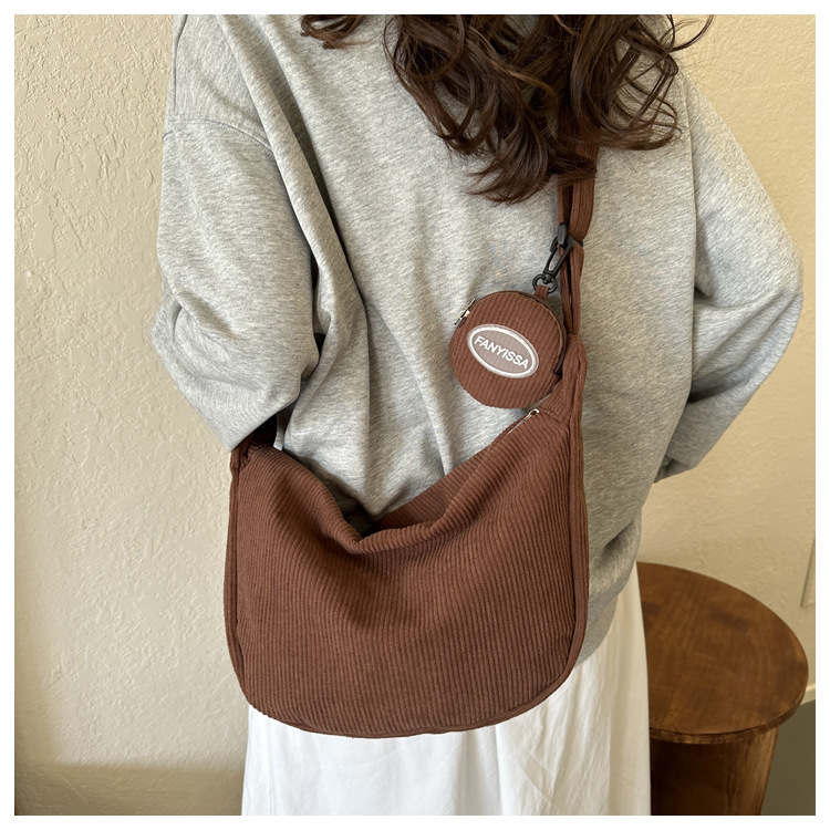 Solid color simple large capacity 2023 autumn and winter New Korean style simple shoulder messenger bag mother bag dumpling bag fashion_voghion.com
