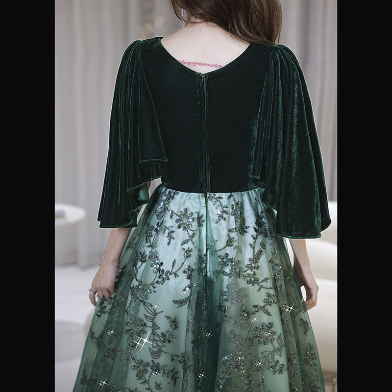 Evening dress women's new 2024 banquet temperament green niche art test slim gold velvet dress a generation of hair