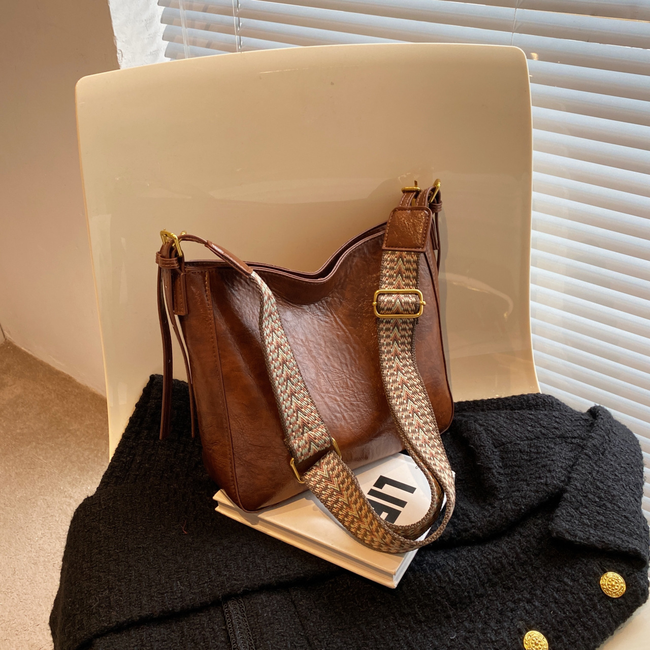 2023 autumn and winter New PU soft leather bag women's French-style light luxury fashion high-end sentong Qin shoulder crossbody tote bag