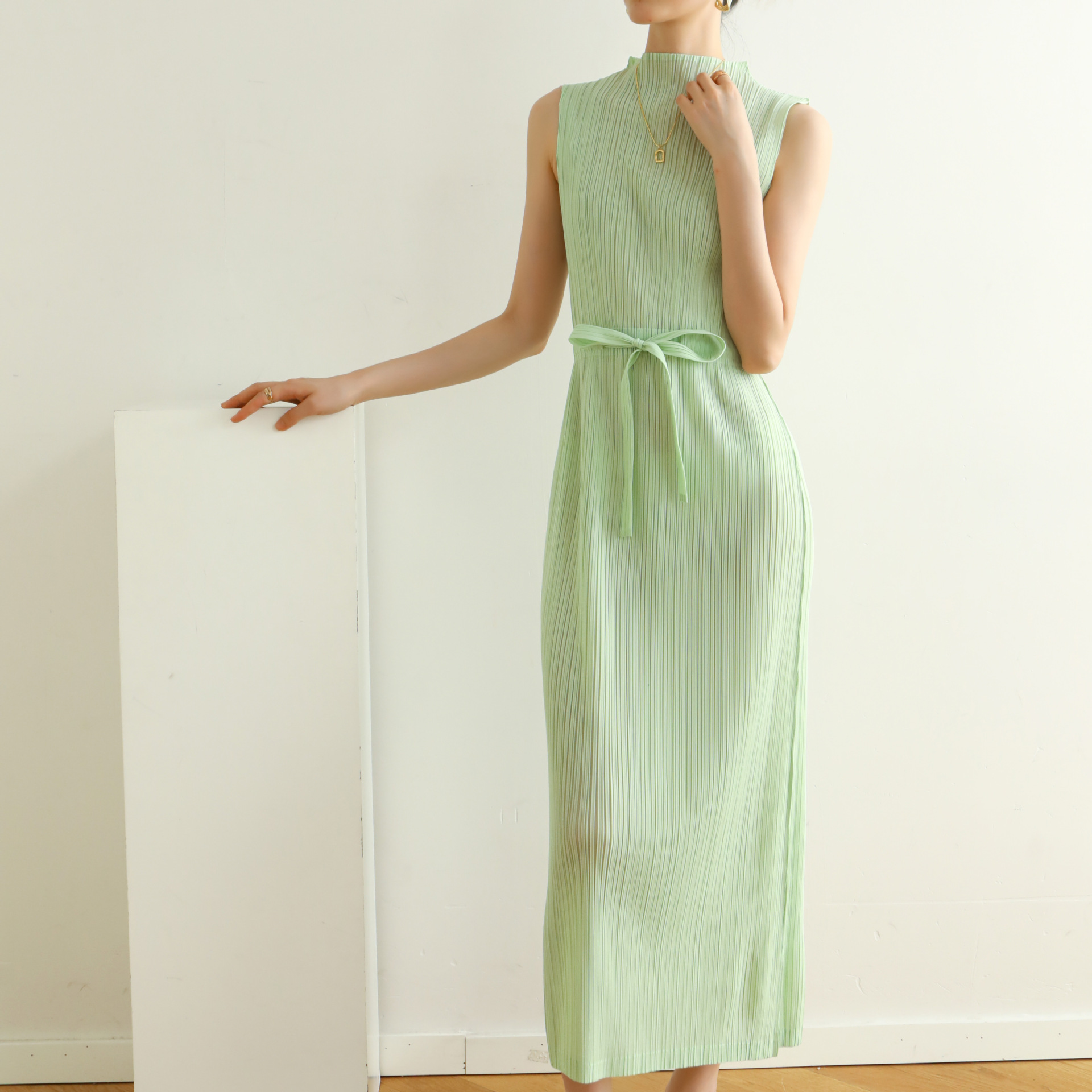 Factory-directly supplied high-end pleated half-high neck fresh and fashionable, slim and slim and elegant lace-up skirt