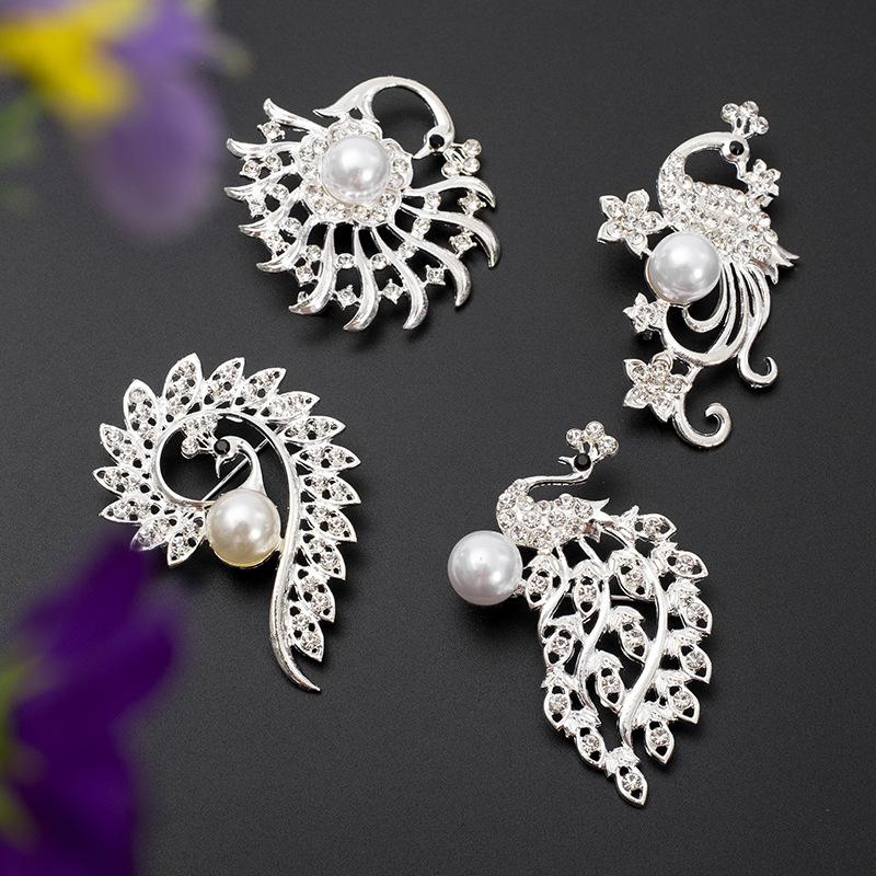 European and American fashion peacock brooch rhinestone Pearl advanced moving object brooch clothing matching corsage pin accessories