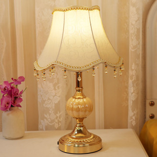 Bedroom lamp charging European retro touch American fabric 2022 new factory direct a generation of hair