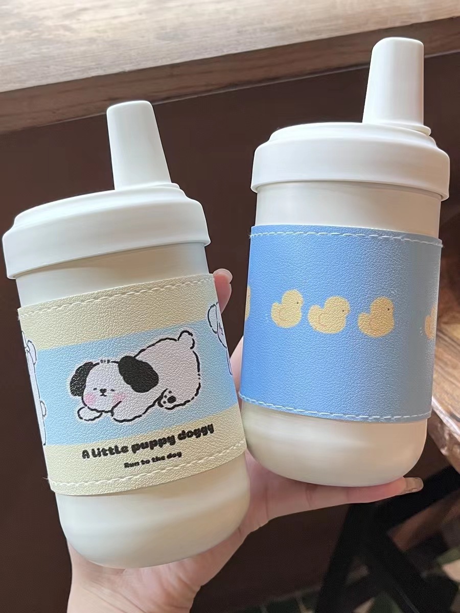 The leather case of milk tea glass and plastic cup can be insulated with many styles and beautiful products