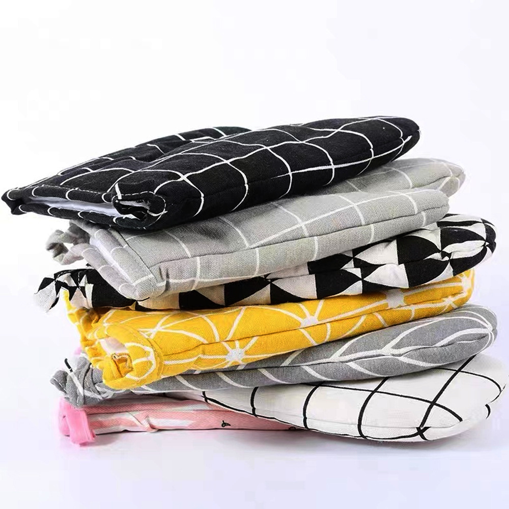 Simple cotton and linen kitchen microwave oven gloves thickened high temperature oven gloves household baking gloves manufacturers wholesale