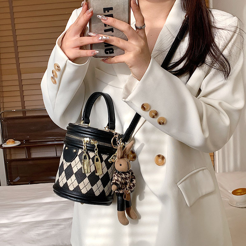 This year's popular small bag women's 2023 spring new fashion niche messenger bag texture Diamond portable bucket bag