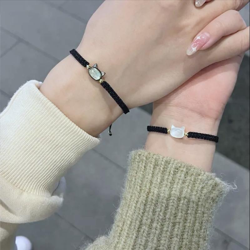 手作りの貝殻と白黒の猫のカップルのブレスレットを編みます。|undefined
