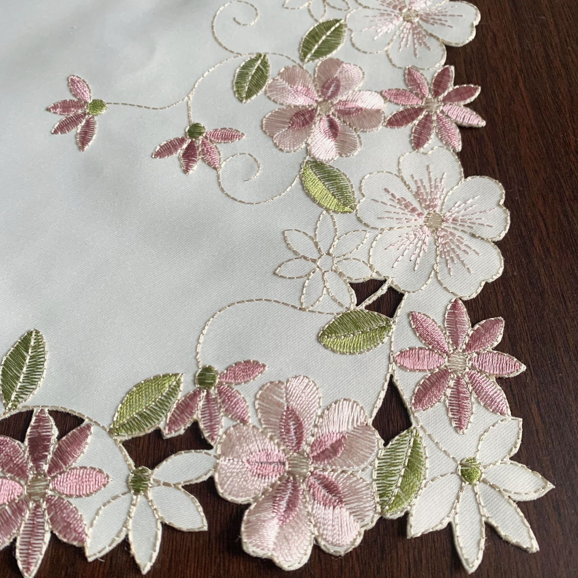 Amazon New Foreign Trade Polyester Western Food Mat Small Floral ins Embroidered Hollow Fabric Table Mat Heat Insulated Food Mat