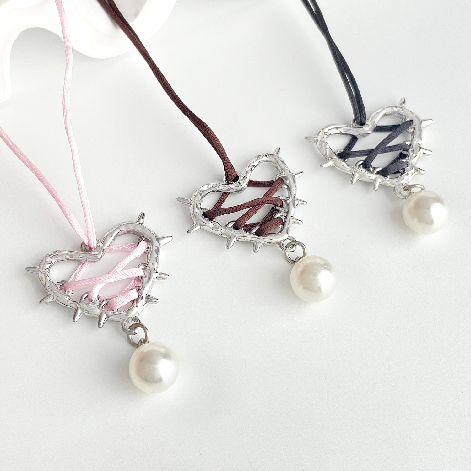 ins sweet cool Thorn love winding ribbon pearl pendant necklace new European and American fashion hot girl clavicle chain female