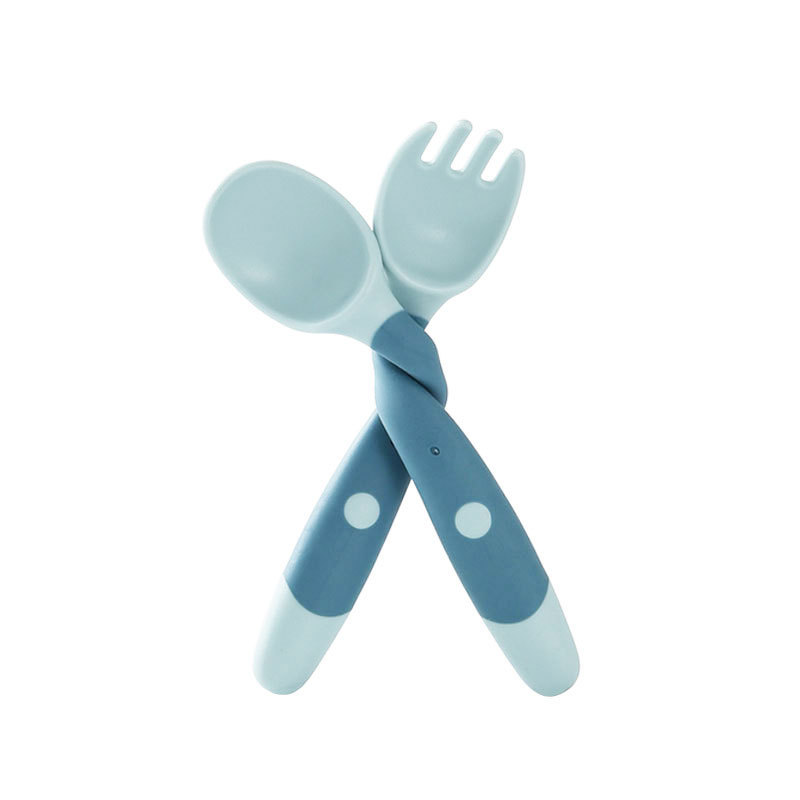 メーカーは赤ちゃんに食事を習ってスプーンを訓練します。|undefined