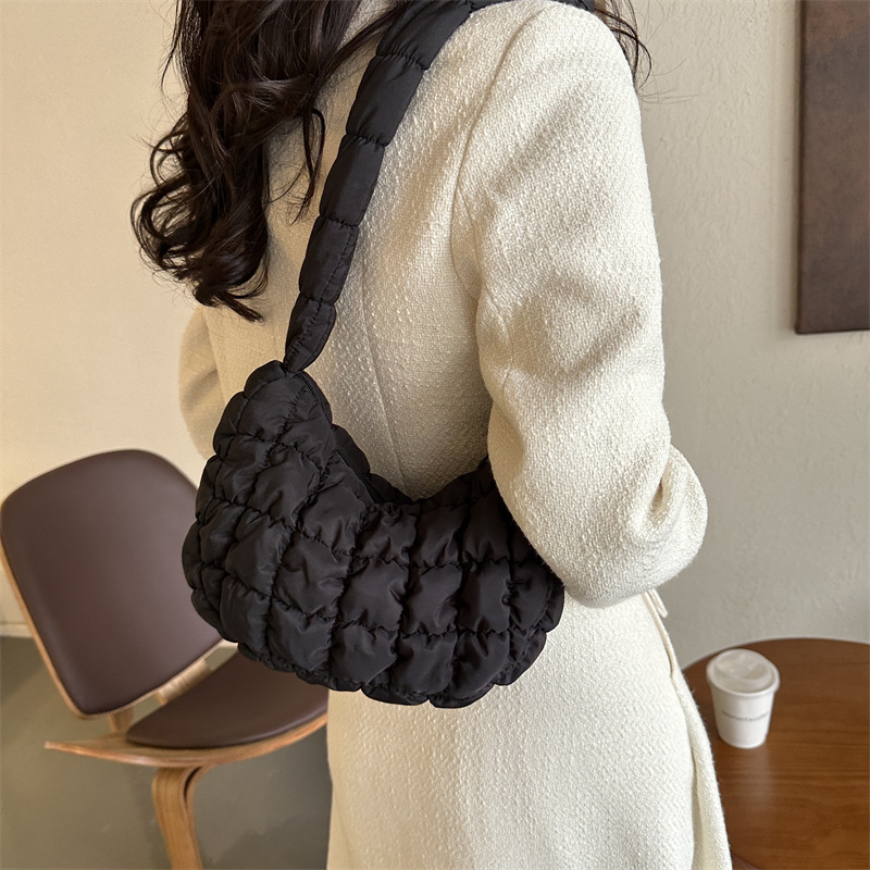 Autumn and Winter large capacity underarm bag cloud bag 2023 new niche personalized shoulder bag women's all-match messenger bag foreign trade