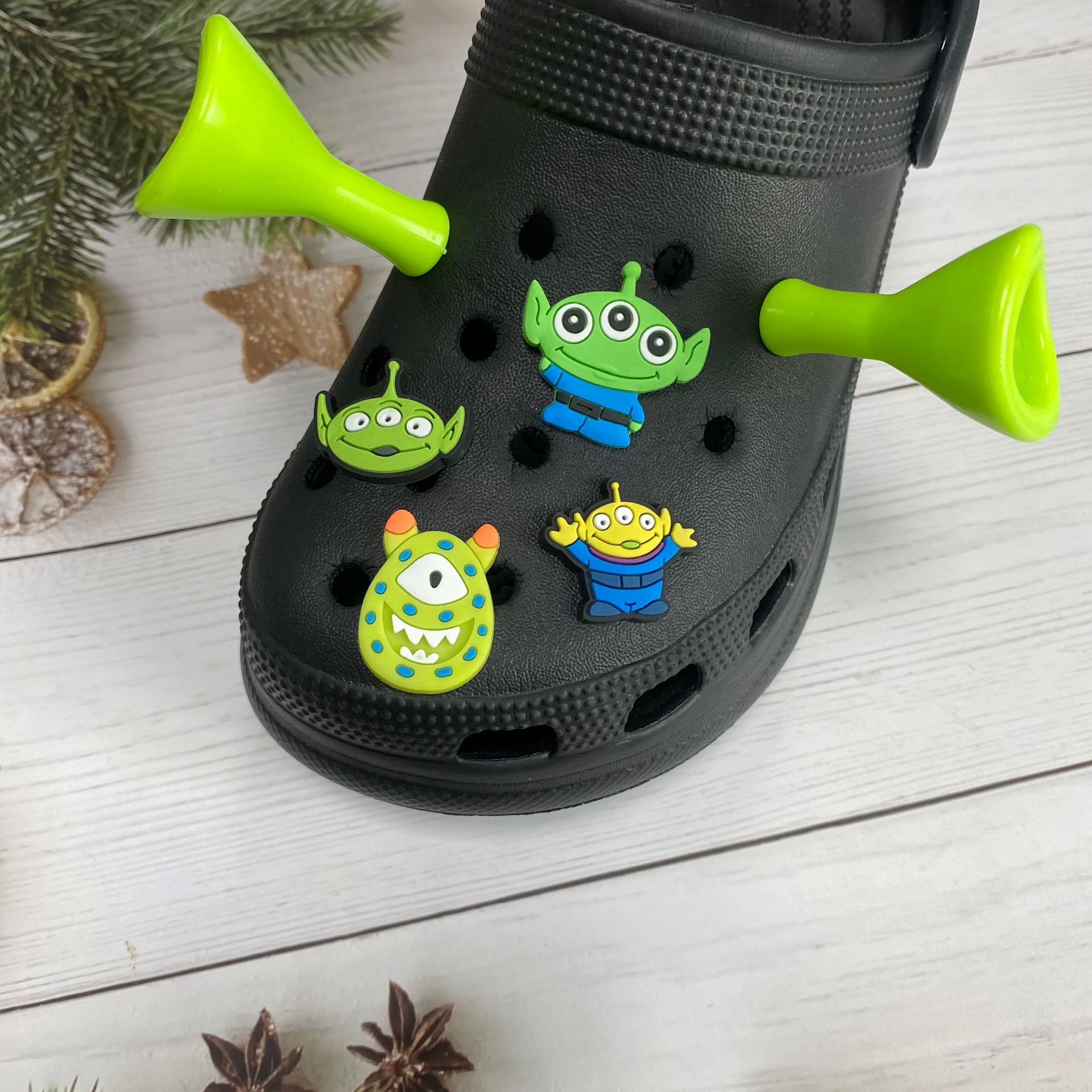 Shrek croc three-dimensional ear shoes flower hole shoes diy accessories shoes flower shoe buckle PVC soft rubber shoes jewelry accessories