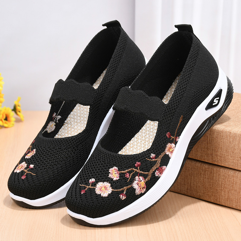 Spring and summer new style shallow mouth mom shoes soft sole non-slip slip-on fly woven breathable women's shoes summer old Beijing cloth shoes