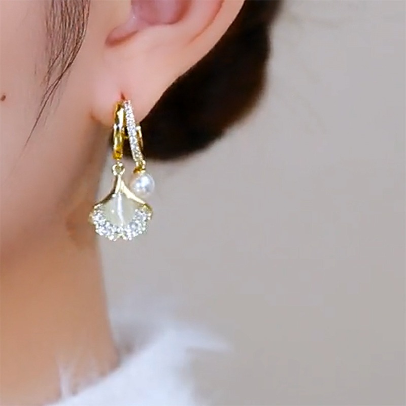 Women's Cat's Eye Ginkgo Leaf Ear Clips. Fashionable. Elegant. Versatile. Unique and Small-batch Earrings.