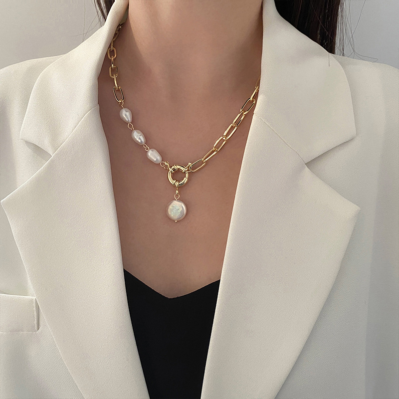 European and American cross-border fashion versatile special-shaped imitation pearl short sweater chain metal splicing light luxury French clavicle chain for women