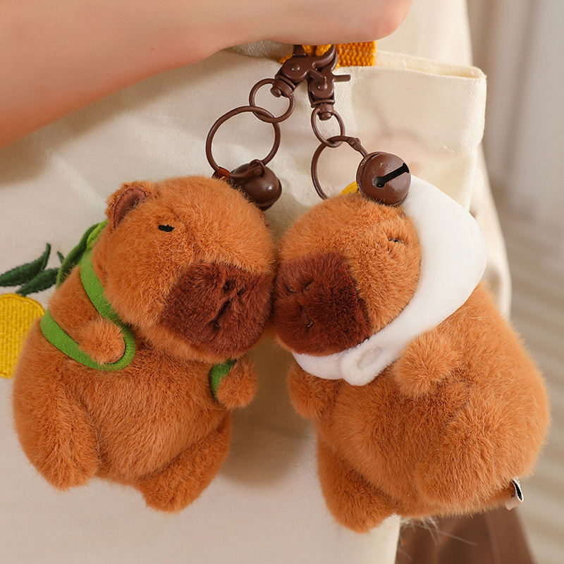 新商品のイチゴのカピバラのぬいぐるみは亀のイチゴの雄鶏のカピバラのペンダントのキーホルダーのぬいぐるみの卸売りを背負っています。|undefined