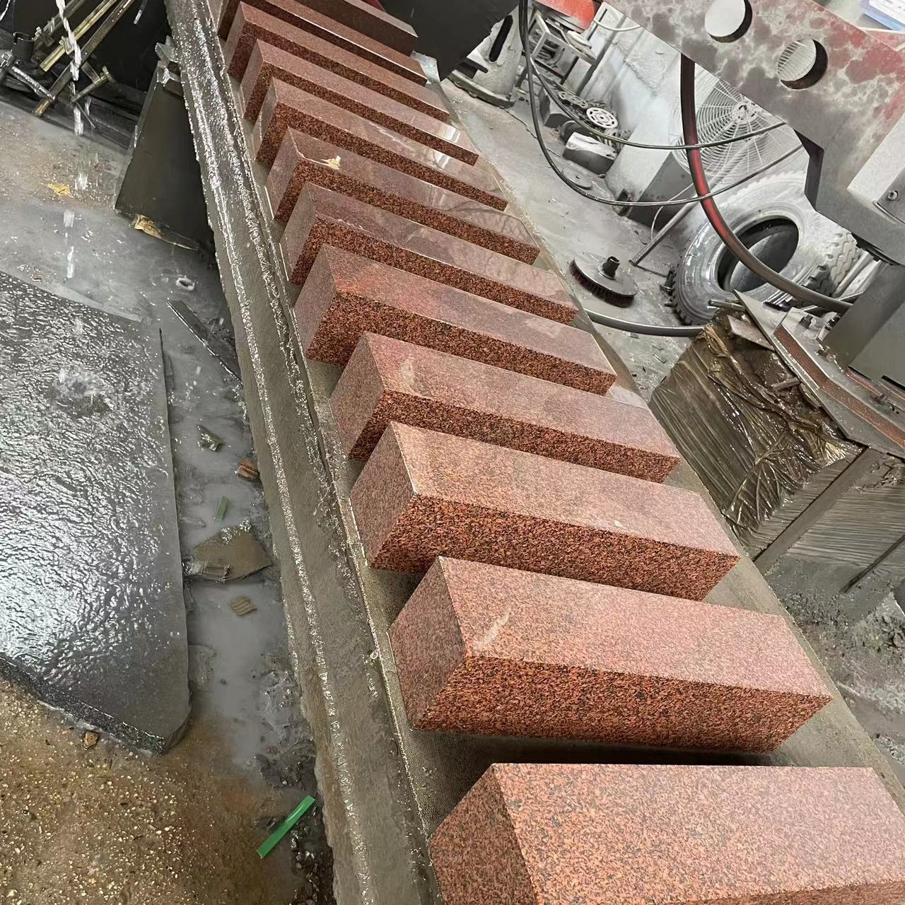 Guifei red granite garden sandblasting non-slip stone Kaoliang red outdoor courtyard villa floor tile red tombstone