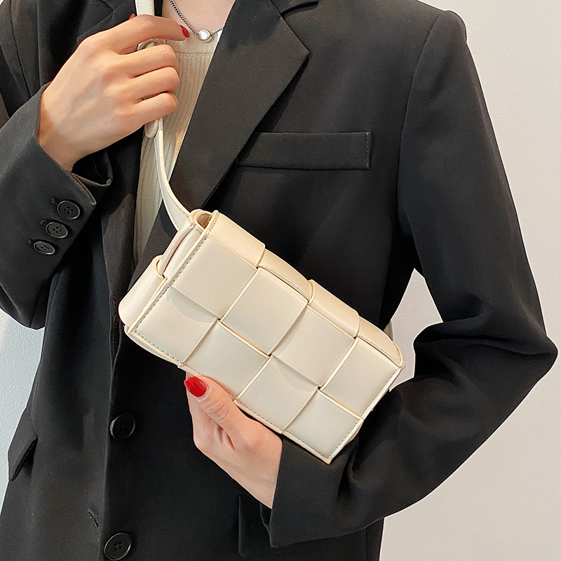 High-end Sense Bag All-match Shoulder Bag for Women 2023 New Internet Popular Hand-woven Crossbody Bag Chest Bag Small Square Bag