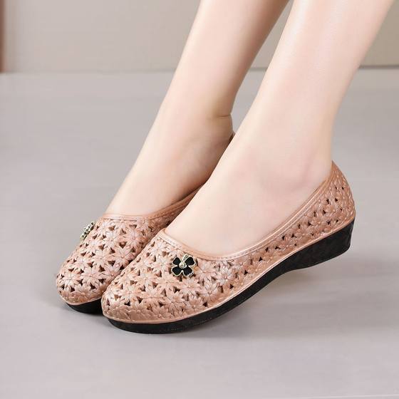 Mom Sandals Plastic Soft Sole Summer 2023 New Style Hole Shoes Middle-aged and Elderly Comfortable Hollow Women's Shoes Mesh Shoes