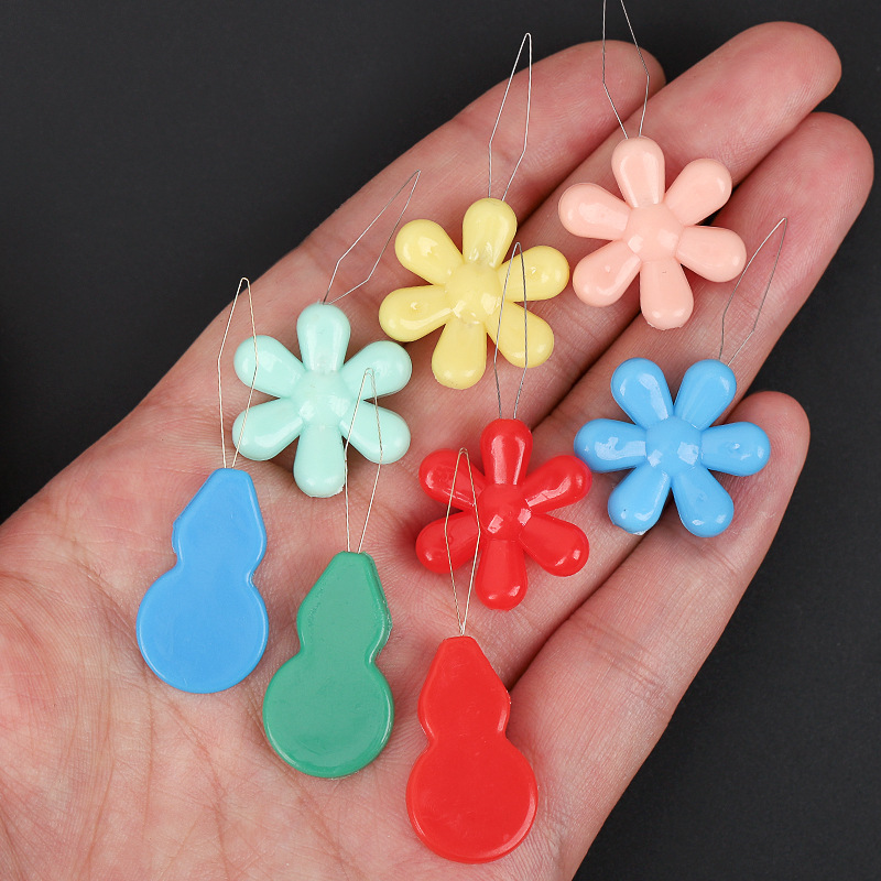 Factory direct wholesale small needle eye Guide plastic needle threader for the elderly diy sewing accessories needle guide