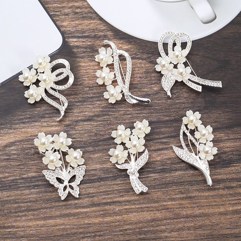 European, American, Japanese and Korean fashion all-match bouquet Pearl Rhinestone Brooch high-grade pin flower corsage anti-exposure brooch