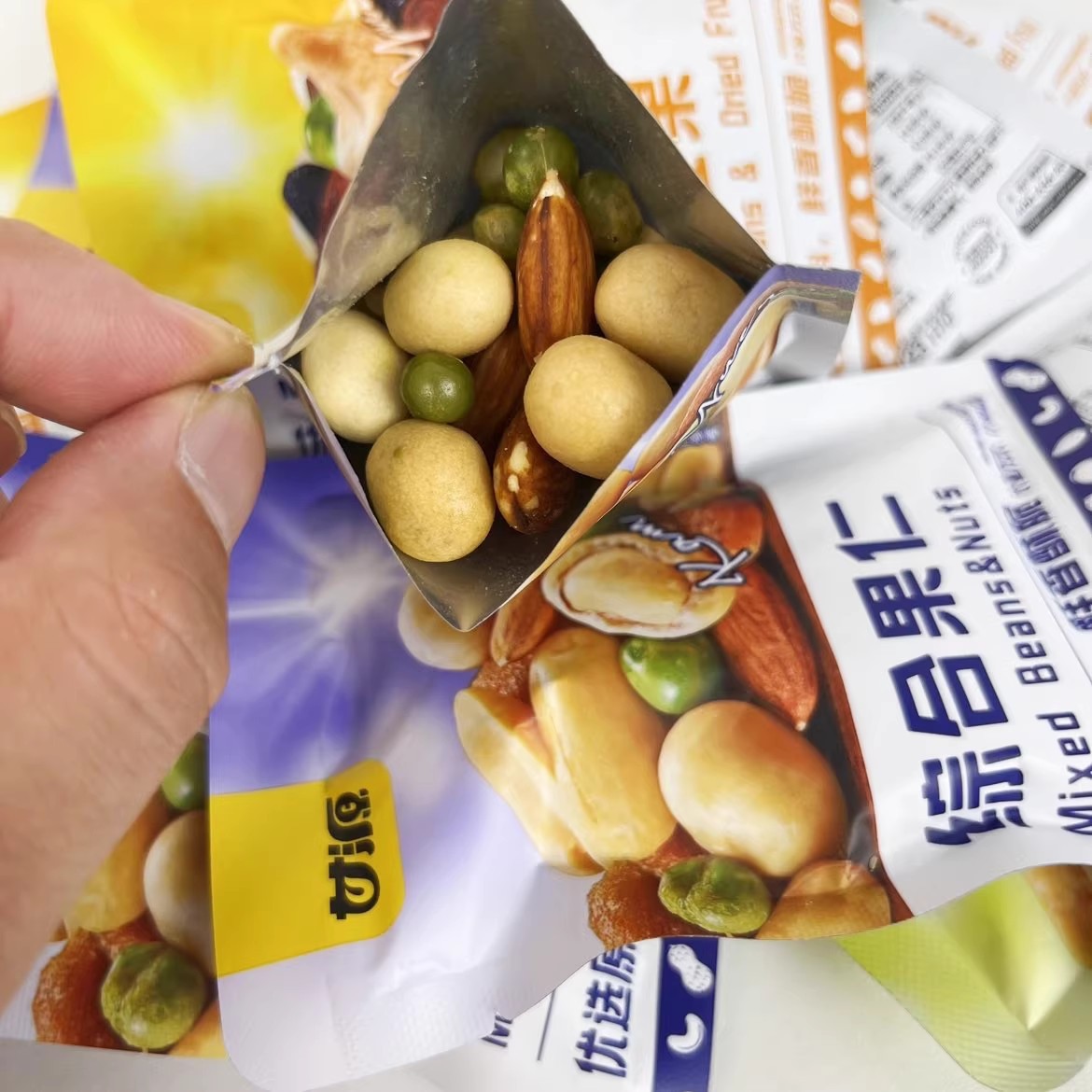 Ganyuan comprehensive NUTS 1 Jin colorful daily bean nuts mixed dried fruit nuts New Year's goods individually packaged snacks