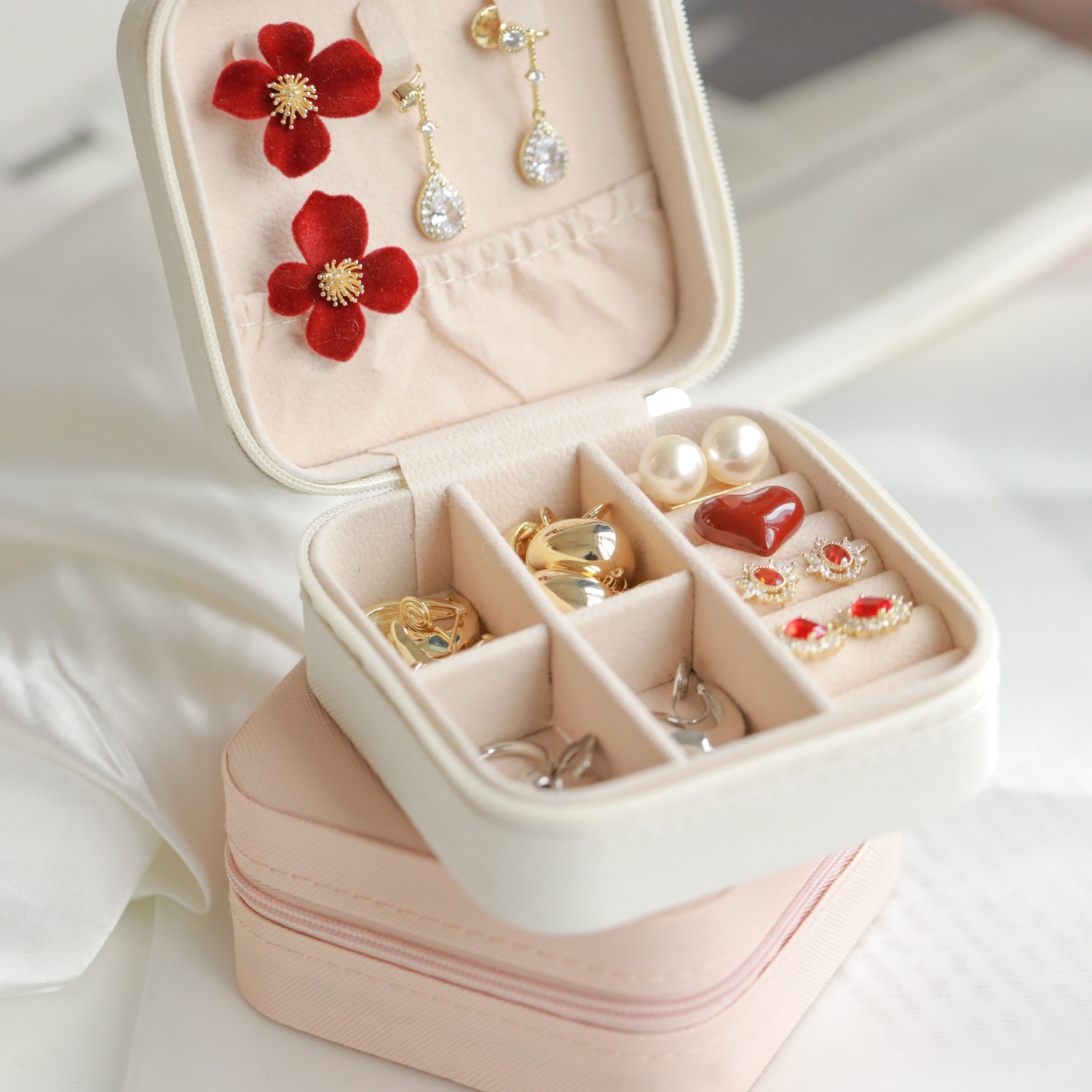 Simple portable palm jewelry box European and American ring earrings storage box zipper flip travel small jewelry bag box