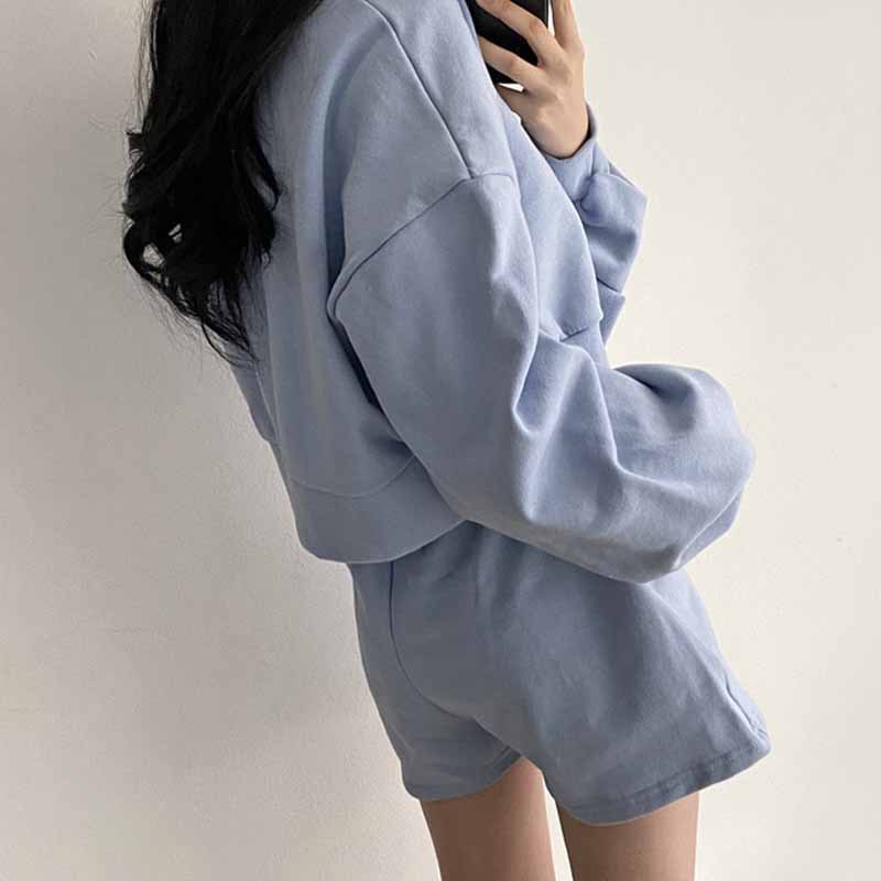 Koreanischer schicker Herbst-Lazy-Style-Pullover mit V-Ausschnitt, lockerem Langarm-Pullover + Shorts mit hoher Taille und weitem Bein, Sportanzug für Damen_voghion.com