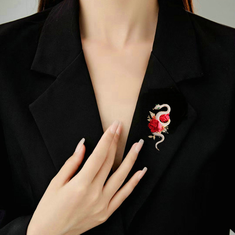 New national fashion personalized niche design high-end luxury corsage pin suit accessories rose snake-shaped brooch
