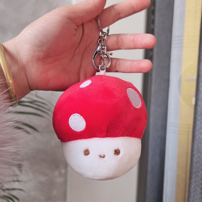 キャッチマシンの子供のキノコの小さいペンダントのぬいぐるみの夜市は地面を押して投げます。|undefined