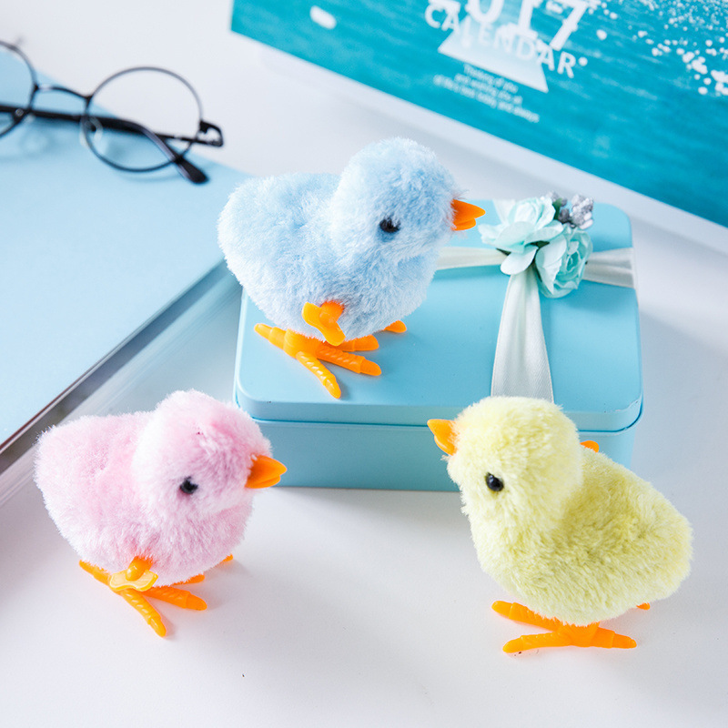 ネットの赤いジャンプのかわいいシミュレーションのぜんまいの上でチェーンのひよこのぬいぐるみは動くことができます。|undefined