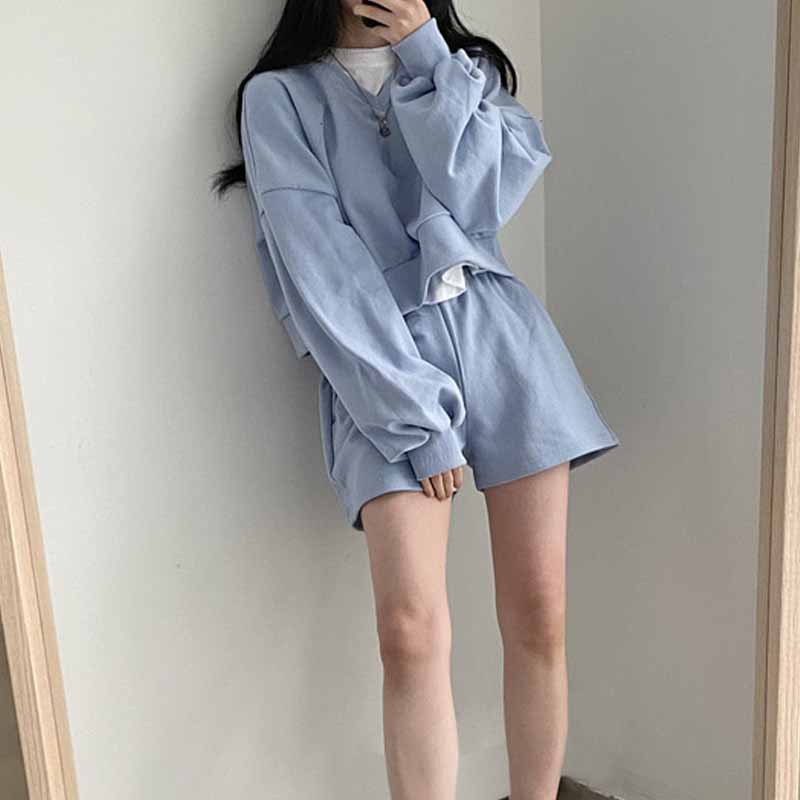Koreanischer schicker Herbst-Lazy-Style-Pullover mit V-Ausschnitt, lockerem Langarm-Pullover + Shorts mit hoher Taille und weitem Bein, Sportanzug für Damen_voghion.com
