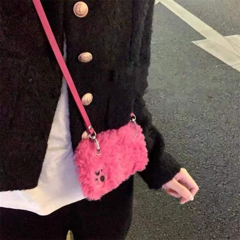 ストラップの首の女性のネットの赤い手首の皮質は斜めに携帯電話のストラップの短いタイプにまたがります。|undefined