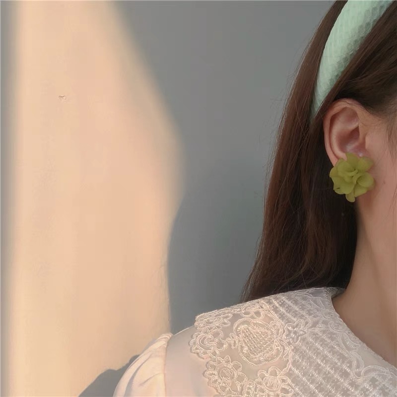 Anna with three-dimensional earrings acrylic small fresh Camellia simple silver pin earrings Super fairy ear clip earrings