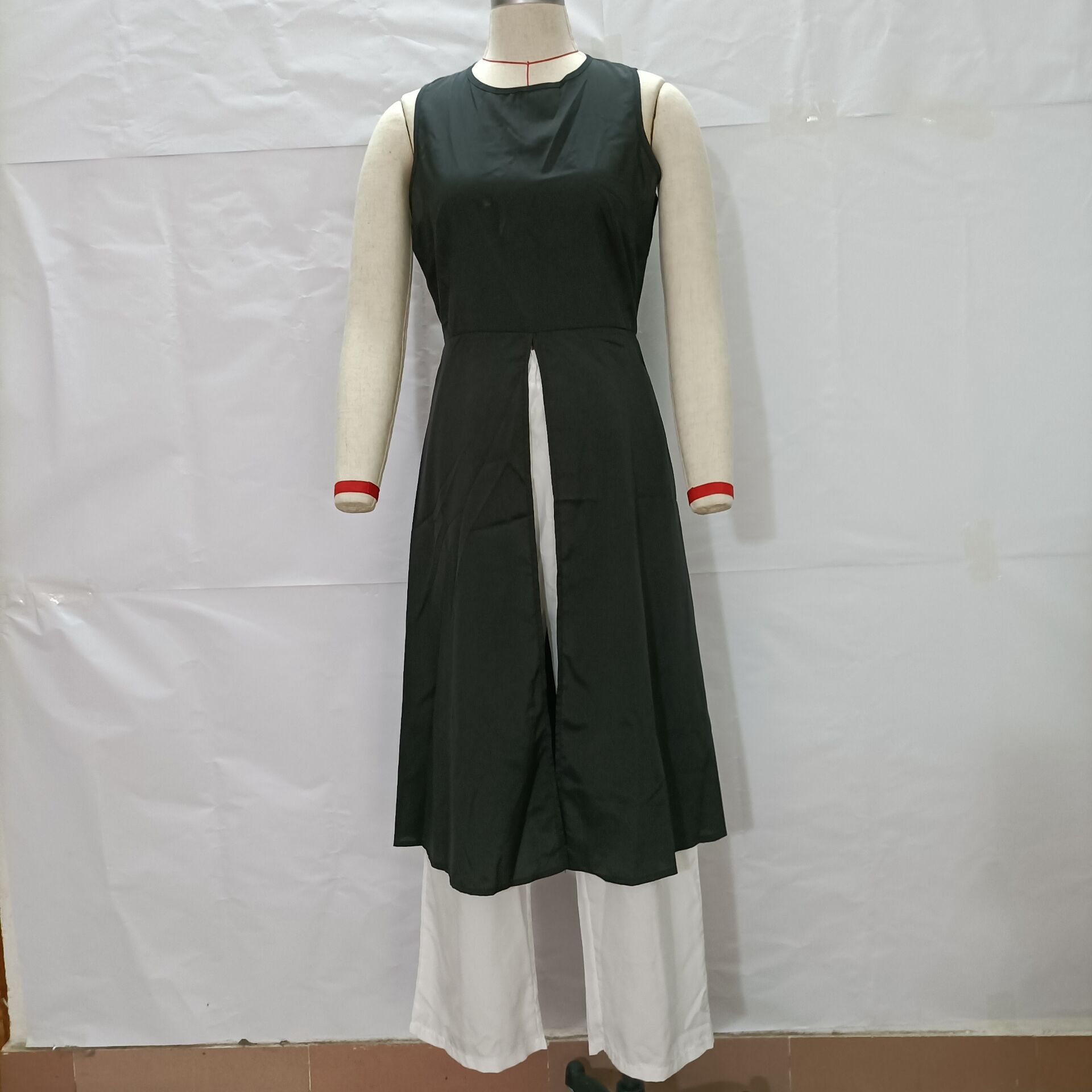 2021 Neues ärmelloses, figurformendes, kontrastierendes Anzughosen-Set in Schwarz und Weiß (langer Rock + Hose)_voghion.com